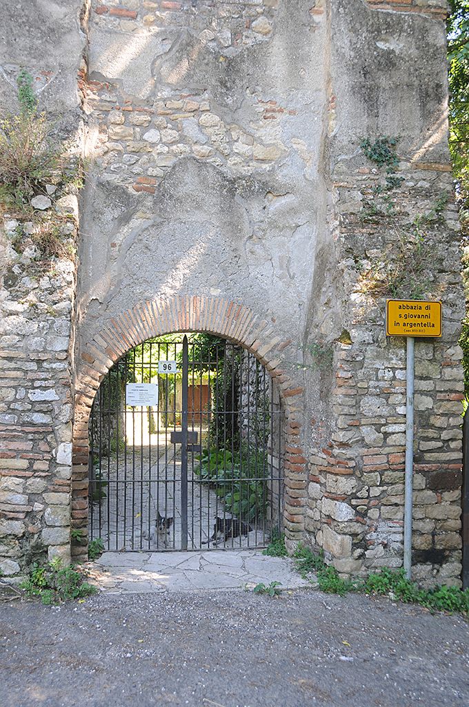 L'ingresso all'abbazia di San Giovanni in Argentella — Foto: Silvio sorcini, CC BY-SA 4.0, via Wikimedia Commons
