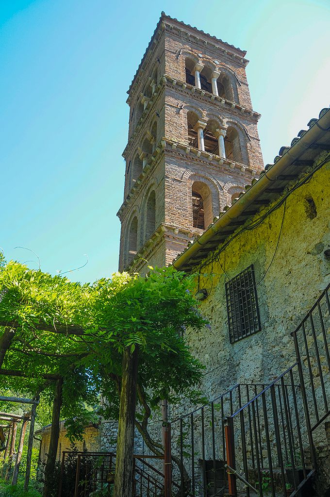 Il campanile romanico in laterizio dell'abbazia di San Giovanni in Argentella — Foto: Silvio sorcini, CC BY-SA 4.0, via Wikimedia Commons