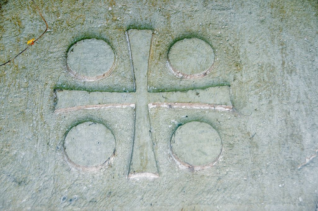 La croce scolpita sul portale dell'abbazia di San Giovanni in Argentella — Foto: Silvio sorcini, CC BY-SA 4.0, via Wikimedia Commons