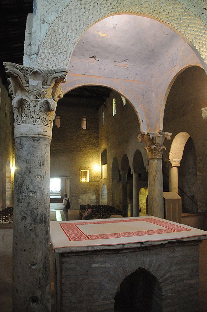 L'interno a tre navate dell'abbazia di San Giovanni in Argentella — Foto: Silvio sorcini, CC BY-SA 4.0, via Wikimedia Commons