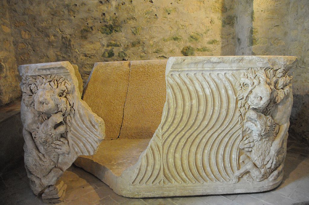 Il sarcofago conservato nell'abbazia di San Giovanni in Argentella — Foto: Silvio sorcini, CC BY-SA 4.0, via Wikimedia Commons
