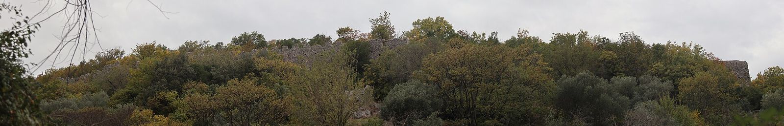 Panorama dei ruderi del castello di Castiglione nei Monti Lucretili — Foto: Fod, CC BY 2.5 dk, via Wikimedia Commons