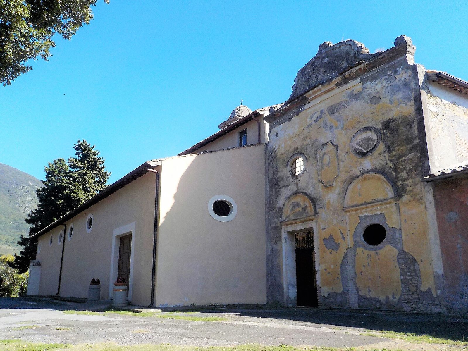 La chiesa e il convento di San Francesco a Palombara Sabina — Foto: Albarubescens, CC BY-SA 4.0, via Wikimedia Commons