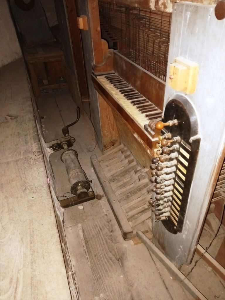 La consolle dell'organo Morettini nella chiesa di San Biagio — Foto: Momimariani1962, CC BY-SA 4.0, via Wikimedia Commons